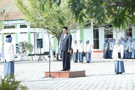 Hari Santri, Asisten I Pakai Sarung Pimpin Upacara