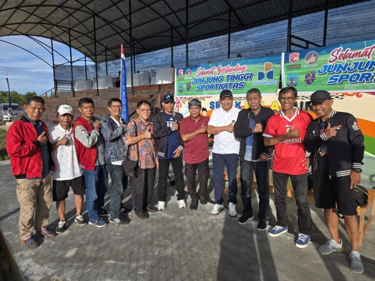 Di Lapangan Sepakbola Mini Arryaguna Tanjung Selor, Gubernur Zainal Paliwang Sambut Kedatangan Tim Alumni SMANSA Makassar All Star