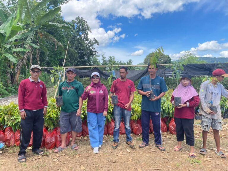 Dinas Lingkungan Hidup dan Kehutanan Sulawesi Selatan Serahkan Bantuan Bibit Multi Purpose Tree Species kepada Kelompok Penerima di 22 Wilayah Kerja KPH