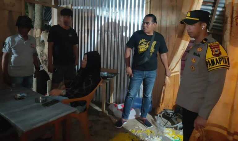 Dipicu Api Asmara, Warung Emak-emak Diobrak-abrik di Mungkajang