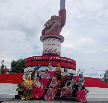 Ibu-ibu KKB BNI Wilayah 7 Kunjungi Istana Kedatuan Luwu