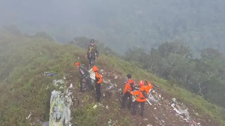 Breaking News: Serpihan Pesawat ATR Sewaan KKP Ditemukan di Lereng Gunung Bulusaraung, Begini Penampakannya