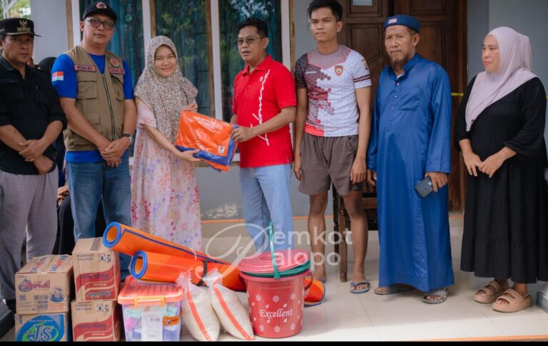 Pj Sekkot Zulkifli Serahkan Bantuan Korban Kebakaran di Songka