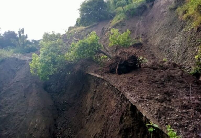Longsor Jalan ke Ollon Bonggakaradeng, Wisatawan Diminta Hati-hati Melintas