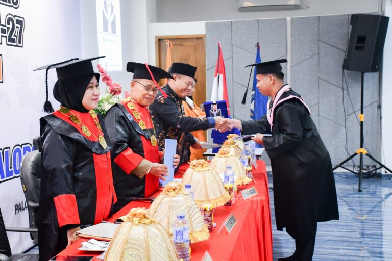Hadiri Wisuda dan Dies Natalis Amik Ibnu Khaldun, Pemkot: Terima Kasih Telah Berkontribusi Memajukan Pendidikan di Palopo