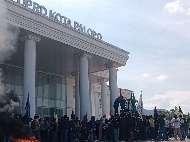 Ribuan Massa Pendemo Masuki Halaman Kantor DPRD Palopo