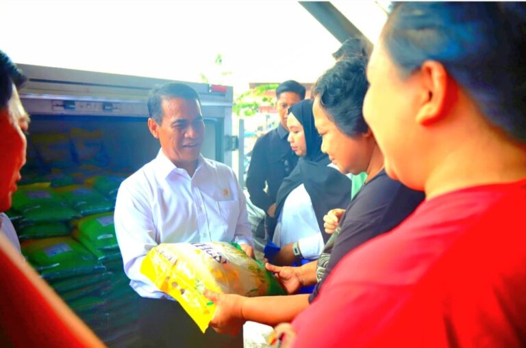 Masyarakat Nikmati Operasi Pangan Murah, Mentan Amran Tegaskan Beras SPHP Terus Diguyur hingga Desember