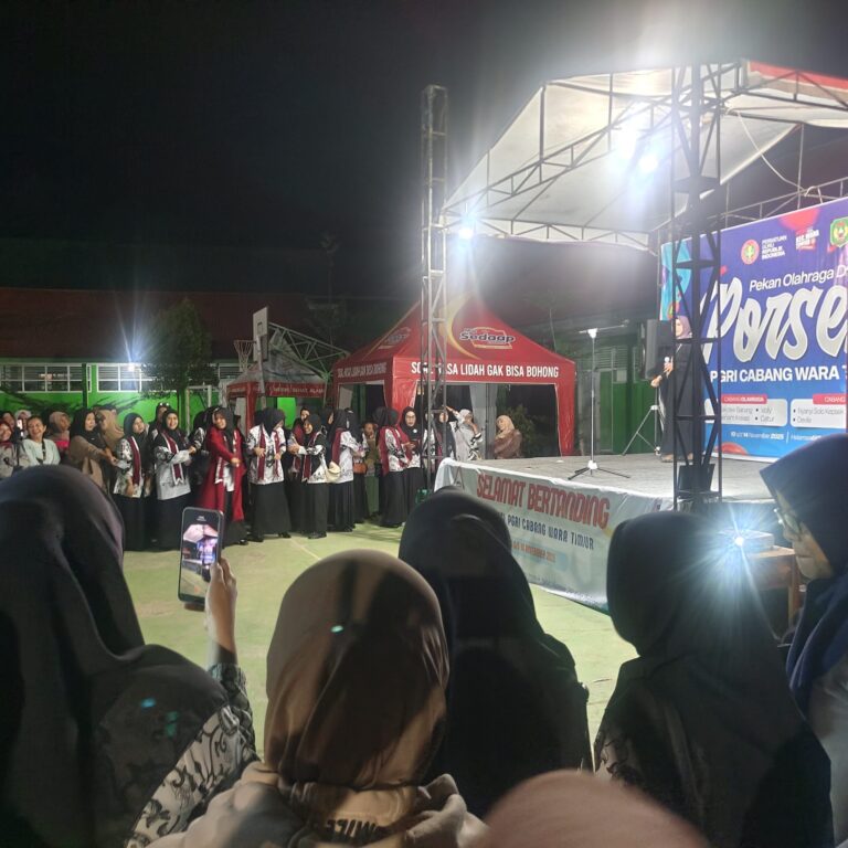 Porseni PGRI Wara Timur Bergemuruh, Guru dan Kepala Sekolah Tampil Memukau di Panggung Malam Seni
