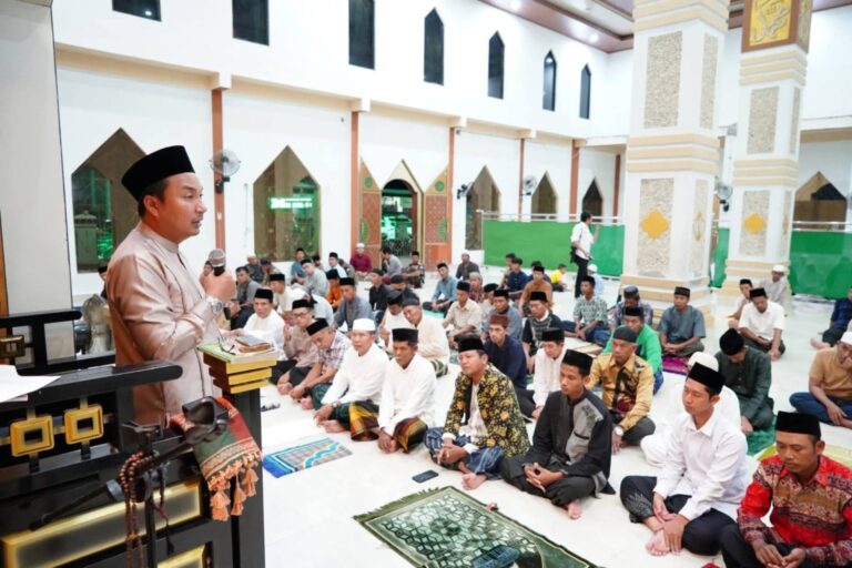 Bupati Luwu Utara Pimpin Salat Tarawih dan Tegaskan Pentingnya Kepedulian Sosial di Bulan Ramadan