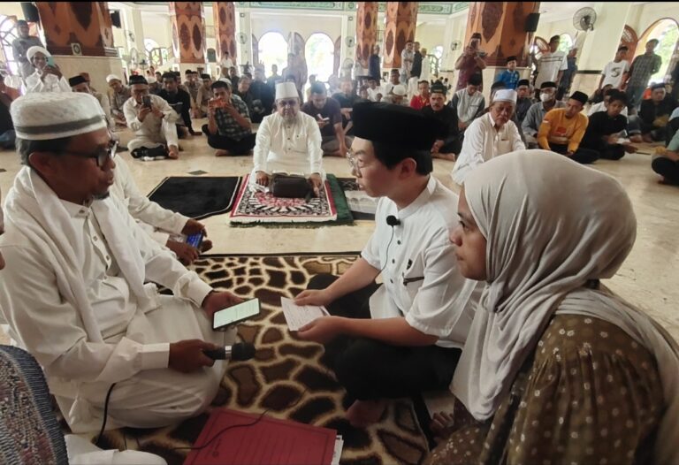 Di Bawah Kubah Masjid Agung Luwu Palopo, Pria Asal Tiongkok Memilih Islam Demi Mempersunting Pujaan Hati