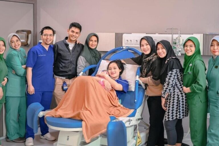 Yeni Inka Melahirkan Anak Pertama di Solo – Radio Gentara TV